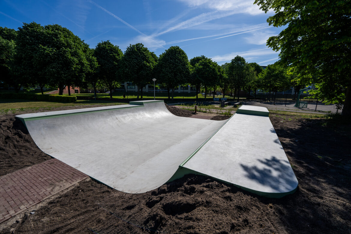 Miniramp in het Kasterleepark in Amsterdam Nieuw-Sloten (2025) Wideangle foto van miniramp in het Kasterleepark in Amsterdam