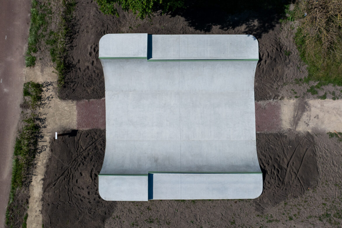 Miniramp in het Kasterleepark in Amsterdam Nieuw-Sloten (2025) Mud Crew Skateparks miniramp in Kasterleepark vanaf bovenaf gezien