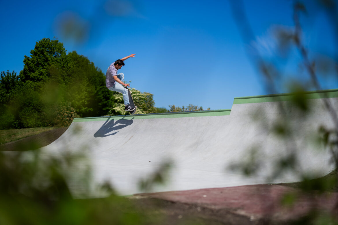 Mud-Crew-Skatepark-Amsterdam-Kasterleepark-Paul-Verbraak-Blunt-to-Fakie skateboarder Paul Verbraak in actie in de miniramp in het Kasterleepark in Amsterdam