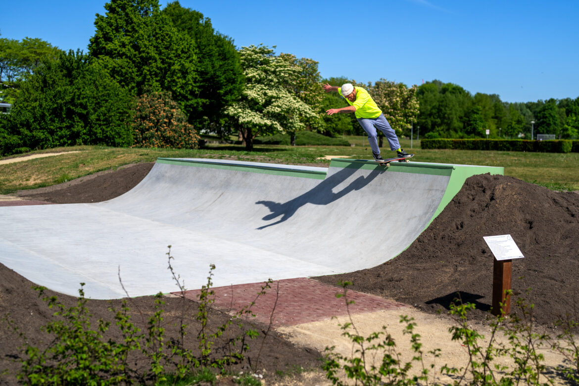 Mud-Crew-Skatepark-Amsterdam-Kasterleepark-Ramoen-Verbeet-Rock-n-roll Amsterdamse skateboarder Ramoen Verbeet in actie in de miniramp in het Kasterleepark in Amsterdam Nieuw-Sloten