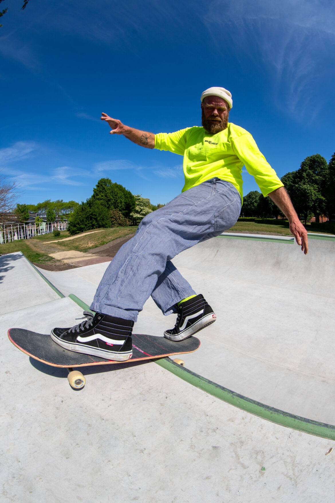 Mud-Crew-Skatepark-Amsterdam-Kasterleepark-Ramoen-Verbeet-fs-Blunt fisheye foto van skateboarder Ramoen Verbeet in de miniramp in het Kasterleepark in Amsterdam