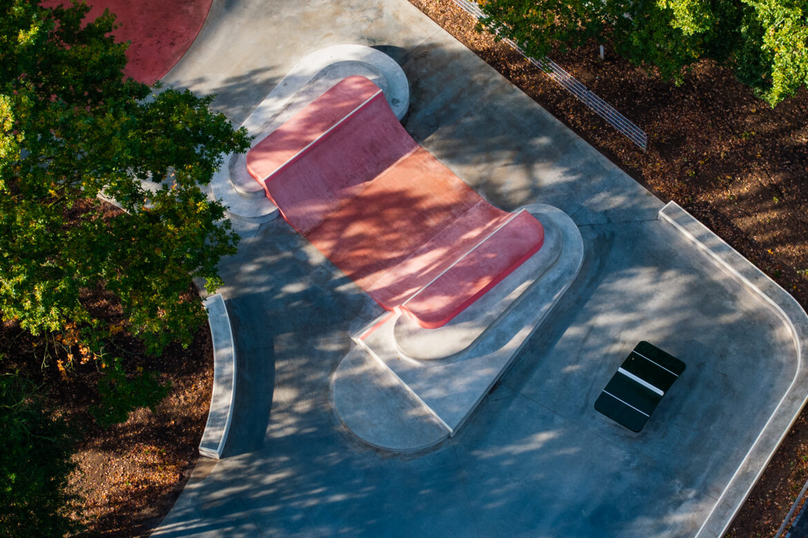 Mud Crew Urban Multicourt Zwolseweg Apeldoorn Drone shot van het Urban Multicourt sportspark aan de Zwolseweg in Apeldoorn. Skatepark, Baseketbal, Tafel Voetbal en Crossfitpark combinatie.
