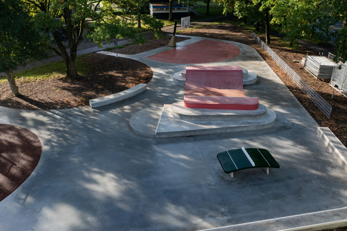 Mud Crew Urban Multicourt Zwolseweg Apeldoorn Luchtfoot van het Urban Multicourt sportspark aan de Zwolseweg in Apeldoorn. Skatepark, Baseketbal, Tafel Voetbal en Crossfitpark combinatie.