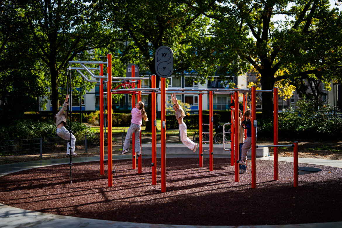 Mud Crew Urban Multicourt Zwolseweg Apeldoorn calisthenics area in het Urban Multicourt sportspark aan de Zwolseweg in Apeldoorn. Skatepark, Baseketbal, Tafel Voetbal en Crossfitpark combinatie.