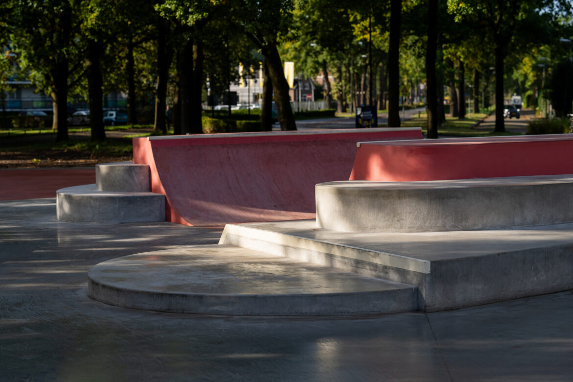 Mud Crew Urban Multicourt Zwolseweg Apeldoorn Details van het Urban Multicourt sportspark aan de Zwolseweg in Apeldoorn. Skatepark, Baseketbal, Tafel Voetbal en Crossfitpark combinatie.