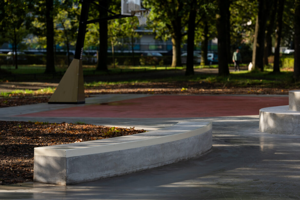 Mud Crew Urban Multicourt Zwolseweg Apeldoorn Basketball area in het Urban Multicourt sportspark aan de Zwolseweg in Apeldoorn. Skatepark, Baseketbal, Tafel Voetbal en Crossfitpark combinatie.