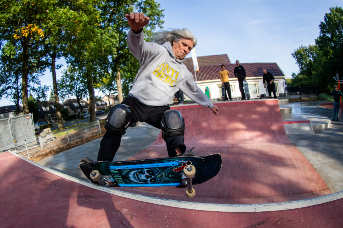 Mud Crew Urban Multicourt Zwolseweg Apeldoorn Fisheyefoto van skateboarder David Hornbeck in het Urban Multicourt sportspark aan de Zwolseweg in Apeldoorn. Skatepark, Baseketbal, Tafel Voetbal en Crossfitpark combinatie.