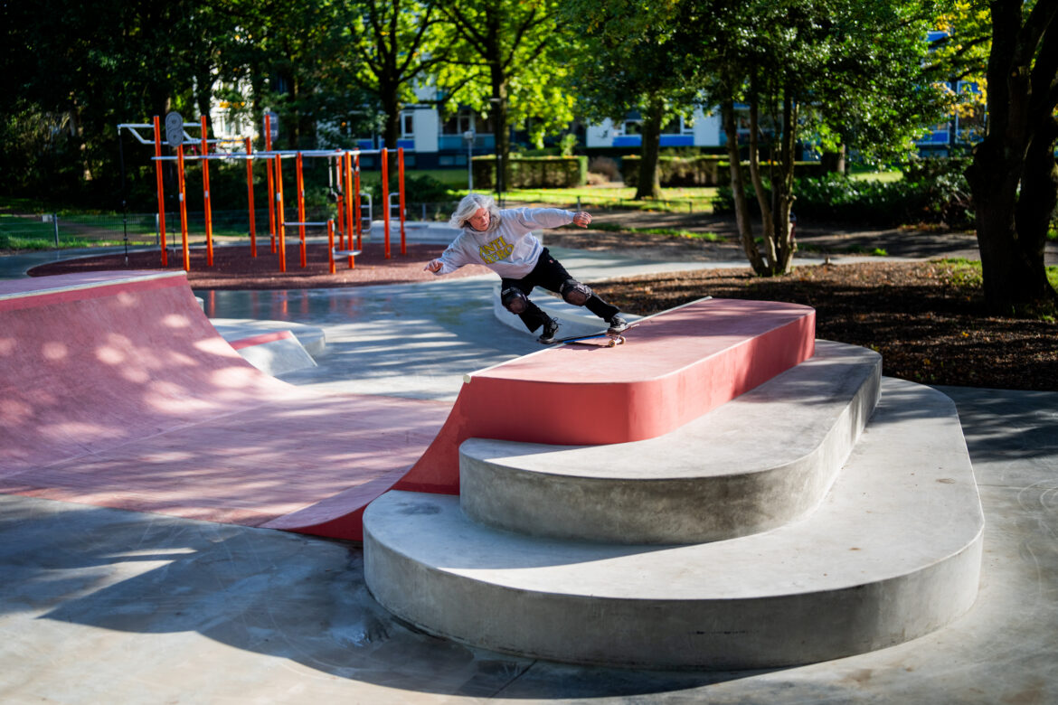 Mud Crew Urban Multicourt Zwolseweg Apeldoorn Apeldoornse skate legende David Hornbeck in actie in het Urban Multicourt sportspark aan de Zwolseweg in Apeldoorn. Skatepark, Baseketbal, Tafel Voetbal en Crossfitpark combinatie.