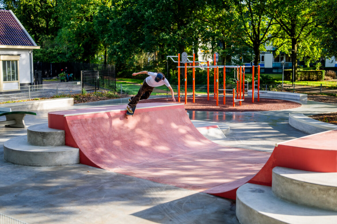 Mud Crew Urban Multicourt Zwolseweg Apeldoorn Jelle Maatman in skateboarden in de miniramp in het Urban Multicourt sportspark aan de Zwolseweg in Apeldoorn. Skatepark, Baseketbal, Tafel Voetbal en Crossfitpark combinatie.