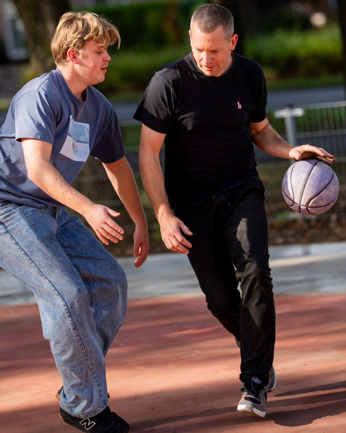 Mud Crew Urban Multicourt Zwolseweg Apeldoorn Basketballers in actie in het Urban Multicourt sportspark aan de Zwolseweg in Apeldoorn. Skatepark, Baseketbal, Tafel Voetbal en Crossfitpark combinatie.