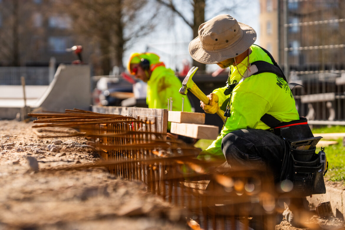 Nine-Yards-Alphen-aan-de-Rijn-33 Bouwvakkers aan het werk tijdens bouw van Kenzy Skatepark Alphen aan den Rijn