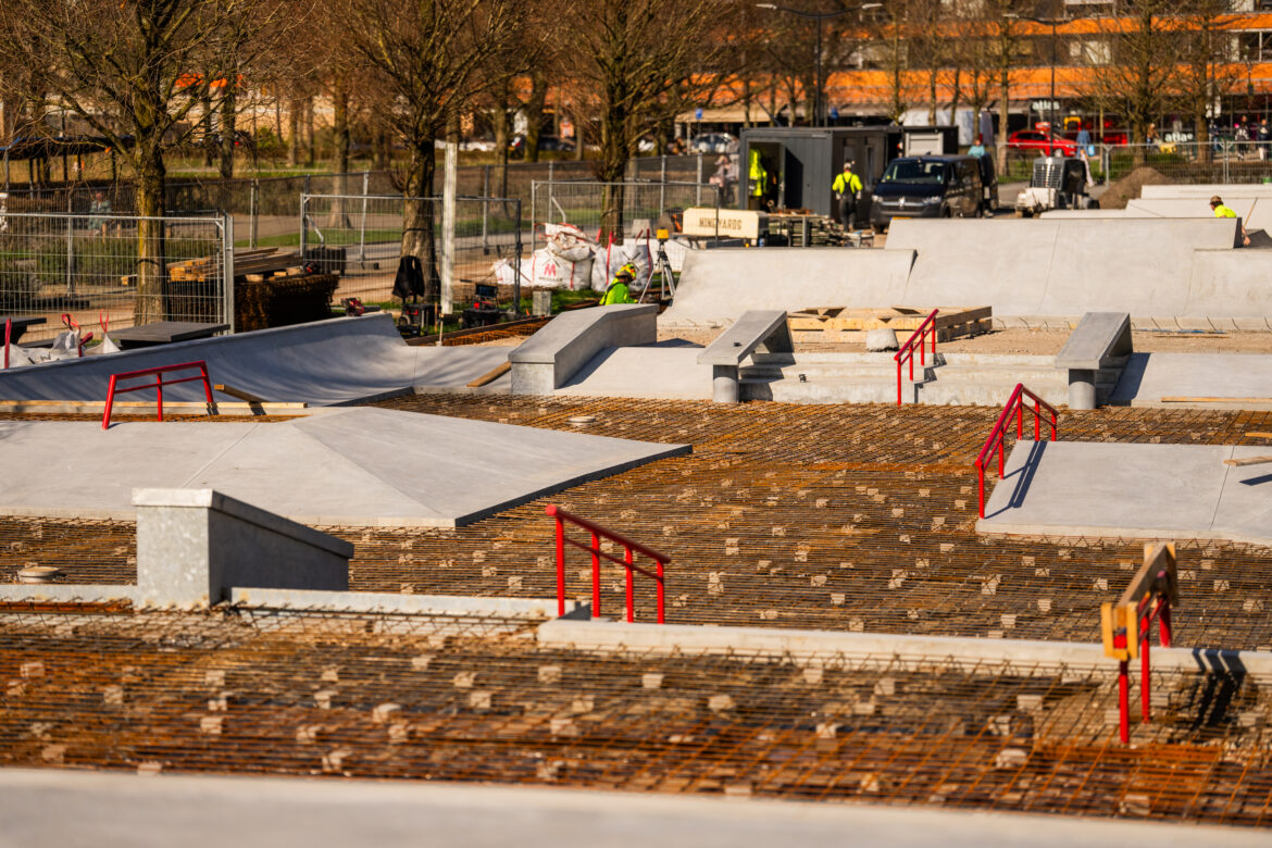Nine-Yards-Alphen-aan-de-Rijn-99 Foto tijdens bouw van Kenzy Skatepark Alphen aan de Rijn. Alleen de vloer moet er nog in.