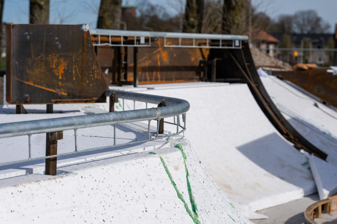 Nine-Yards-Gouda-19 detail van skatepark de sluis in gouda waarbij staal en EPS zichtbaar is