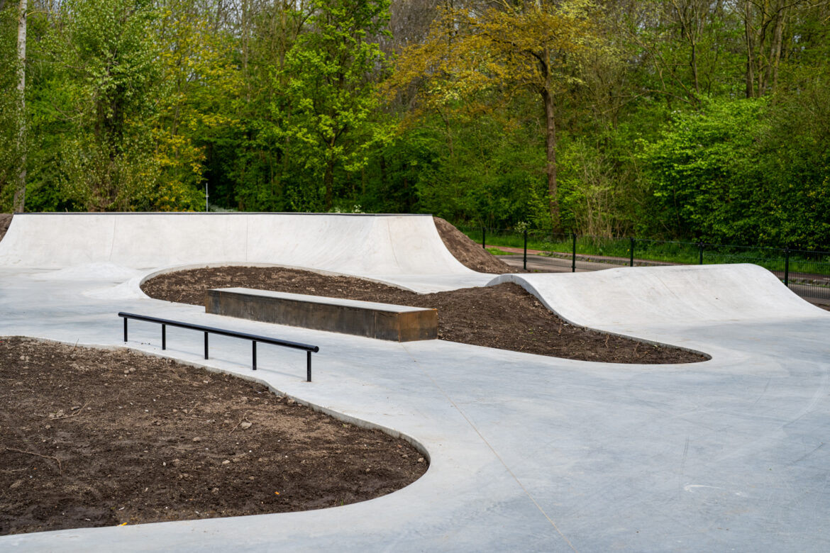 Rail en curb bij Skatepark het Schollebos Capelle aan den Ijssel