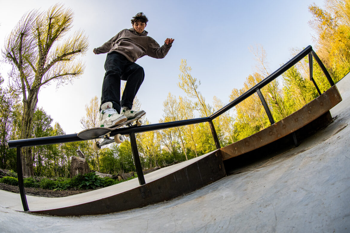 skaters Diego Broest in Actie bij Skatepark het Schollebos in Capellen aan de Ijssel