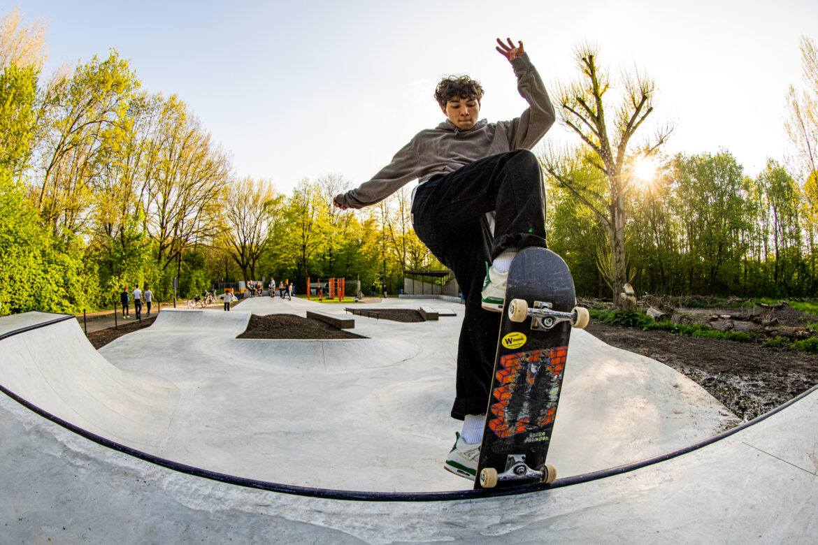 skaters Diego Broest in Actie bij Skatepark het Schollebos in Capellen aan de Ijssel