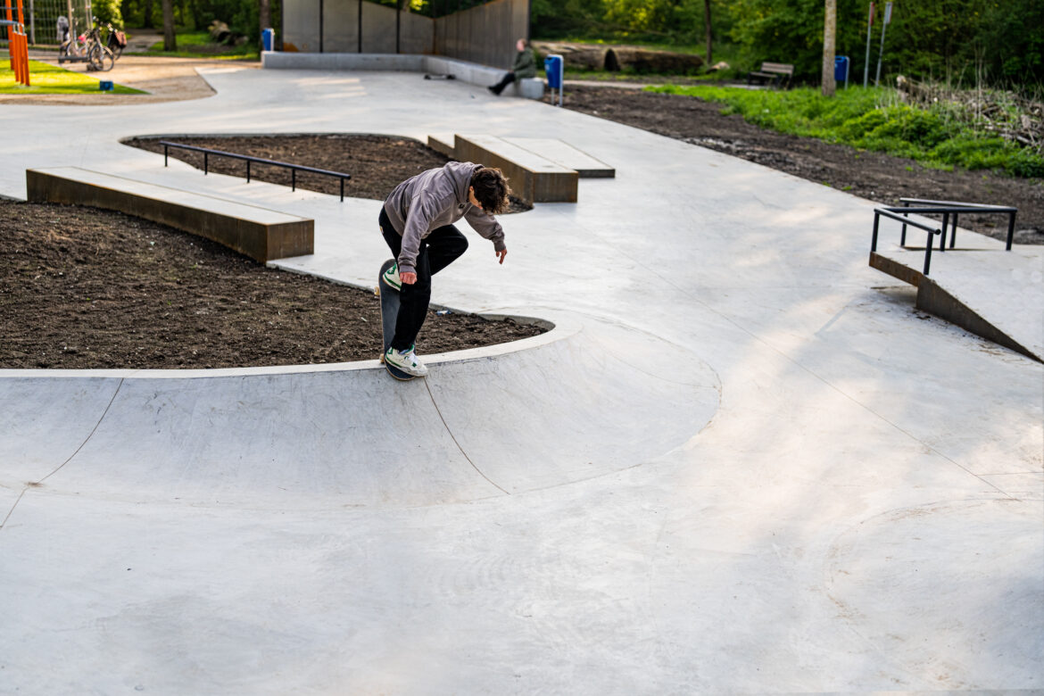 skaters Diego Broest in Actie bij Skatepark het Schollebos in Capellen aan de Ijssel