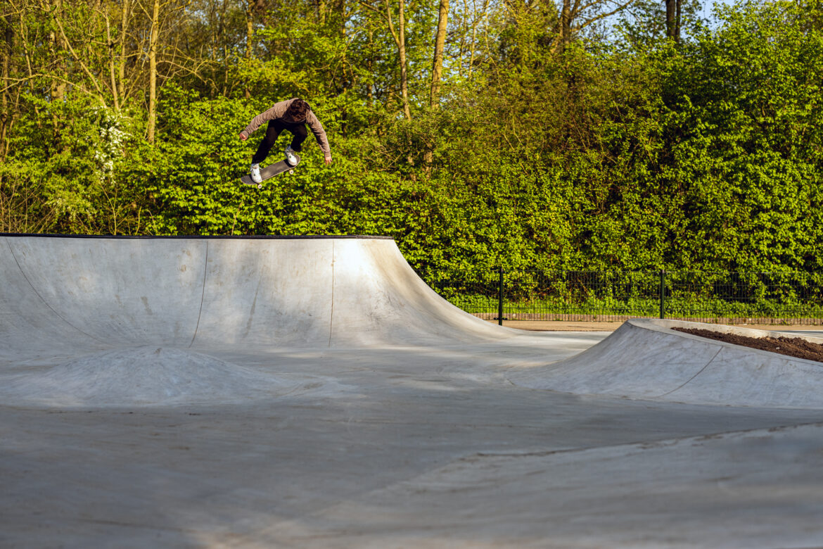 skaters Diego Broest in Actie bij Skatepark het Schollebos in Capellen aan de Ijssel