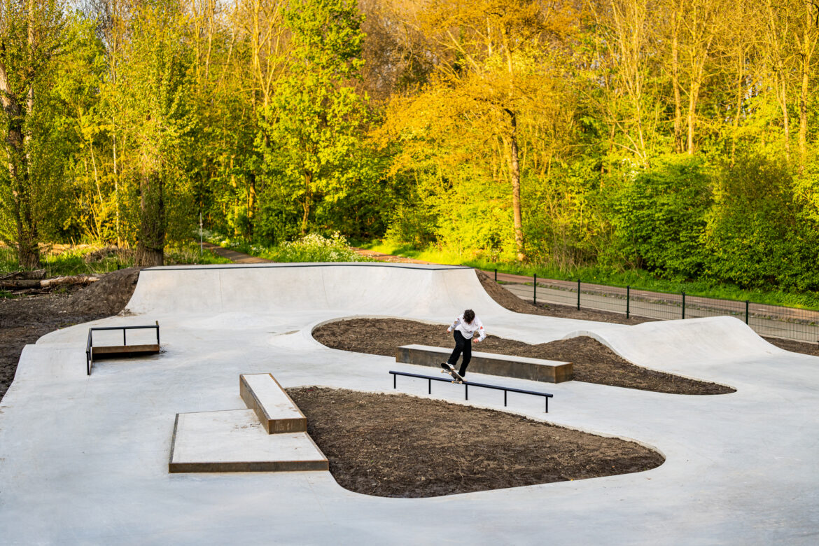skaters Diego Broest in Actie bij Skatepark het Schollebos in Capellen aan de Ijssel