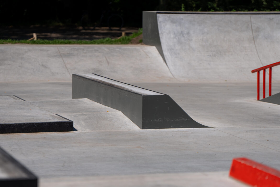 Nine Yards Skatepark Brasschaat (BE) Bank met straight ledge bij Mishage Skatepark Brasschaat