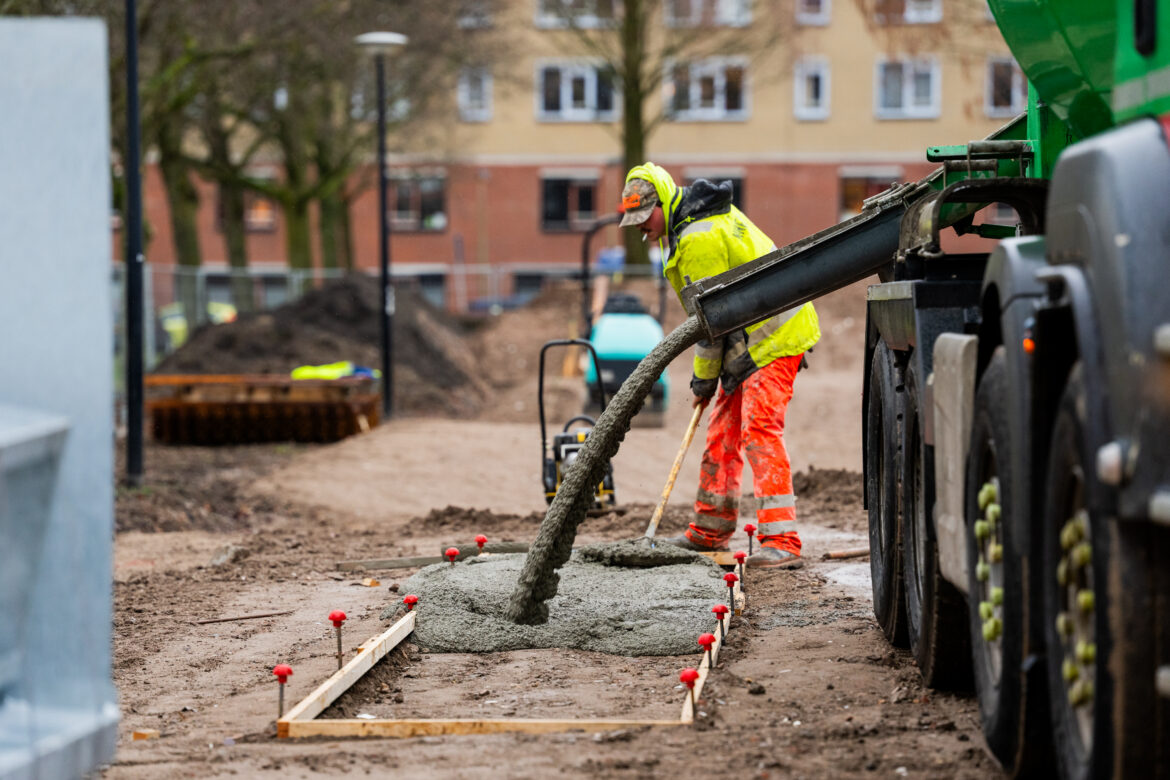 Nine-Yards-Skateparks-Alphen-aan-de-rijn-kenzy-16 Betonwagen stort beton op erf van Kenzy Skatepark in Alphen aan denn Rijn