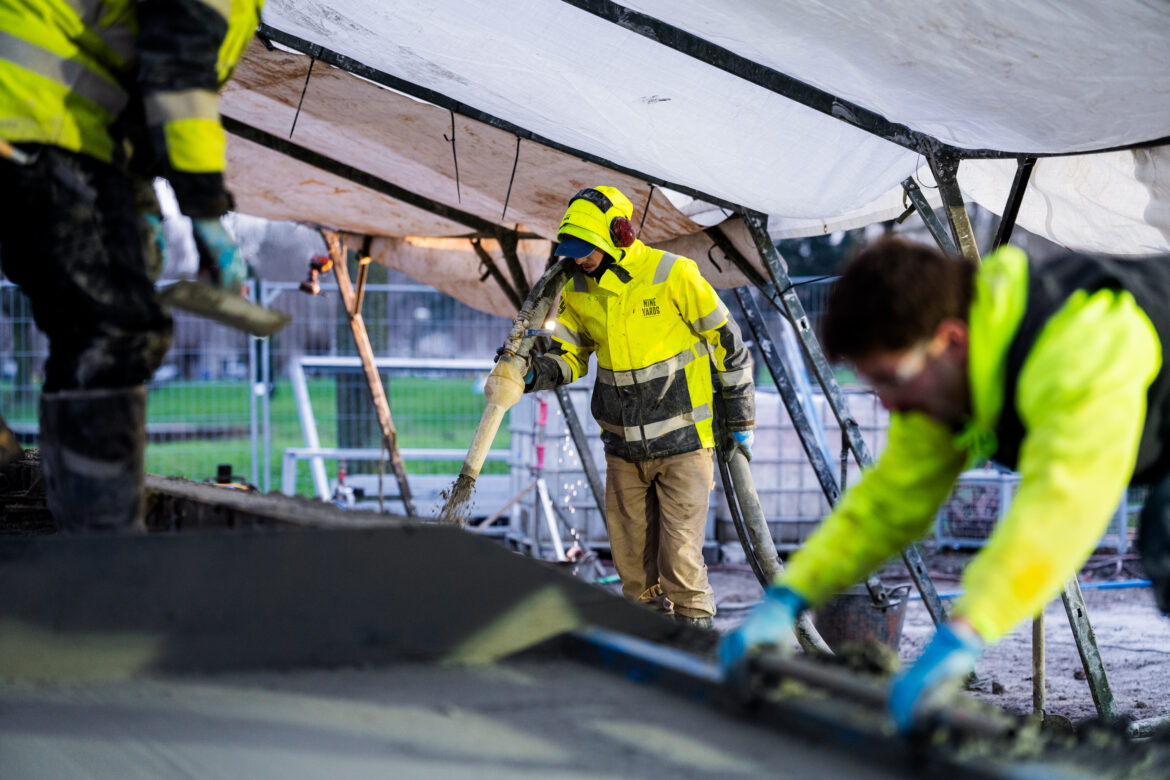 Nine-Yards-Skateparks-Alphen-aan-de-rijn-kenzy-62 bouwvakker met betonspuit tijdens bouw van Kenzy Skatepark Alphen aan den Rijn