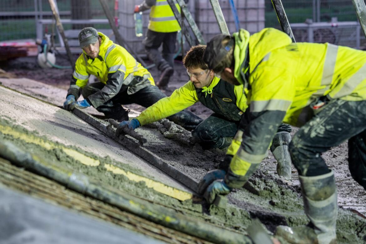Nine-Yards-Skateparks-Alphen-aan-de-rijn-kenzy-85 Bouwvakkers met teamwork tijdens een betonstort van het Kenzy Skatepark in Alphen aan de Rijn