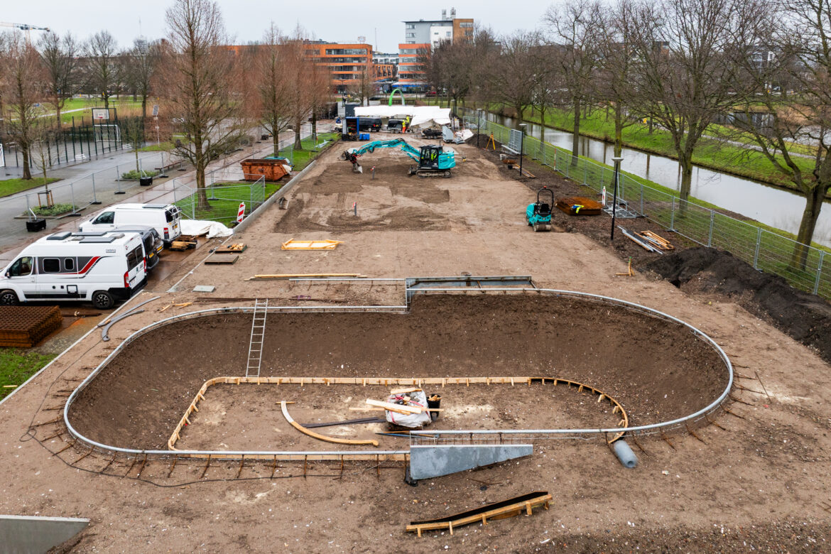 Ooit een bowl van zand geskate? Zicht vanaf de bowl van Kenzy Skatepark Alphen aan den Rijn toen het beton er nog niet lag