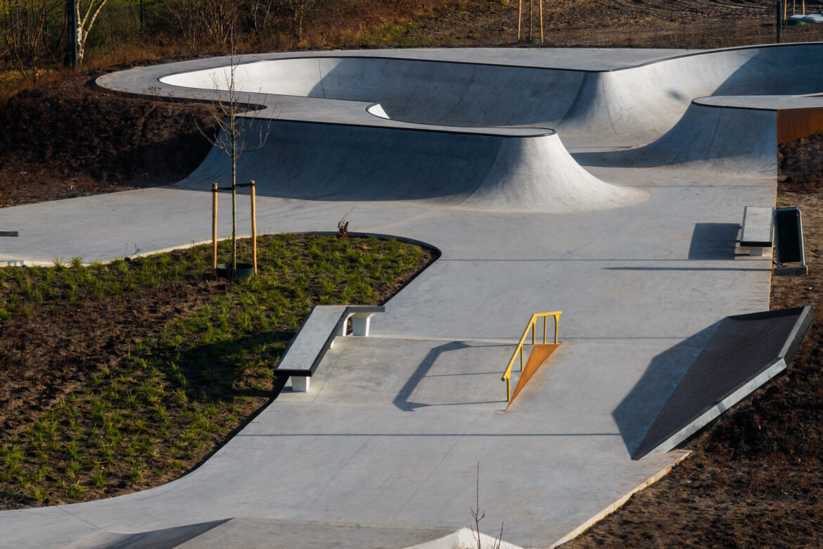 default A-frame ledge en rail in skatepark van Oosterhout, met op de achtergrond de bowl