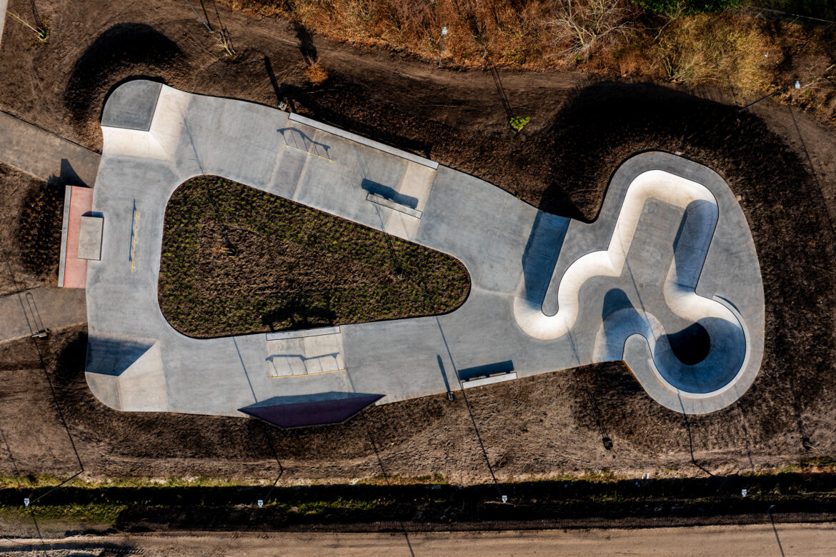 default Luchtfoto van Skatepark Oosterhout in het Lukewelpark van bovenaf
