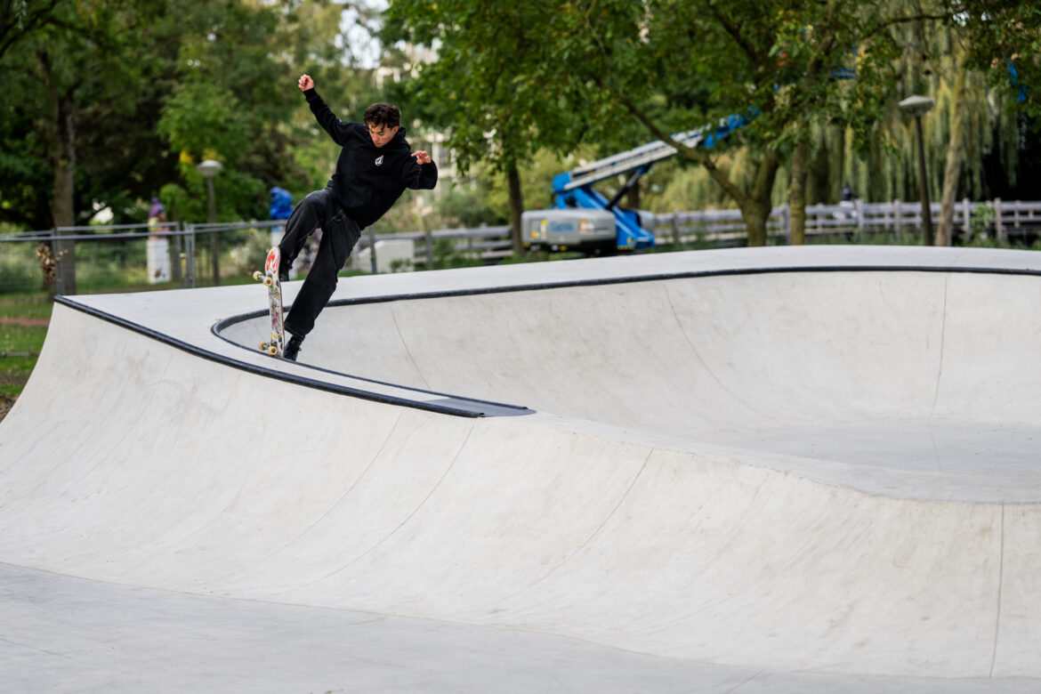 Osdorp-Amsterdam-Bowl-Diego-Broest-Blunt-to-Fakie skateboarder in actie in skatebowl in Amsterdam Osdorp