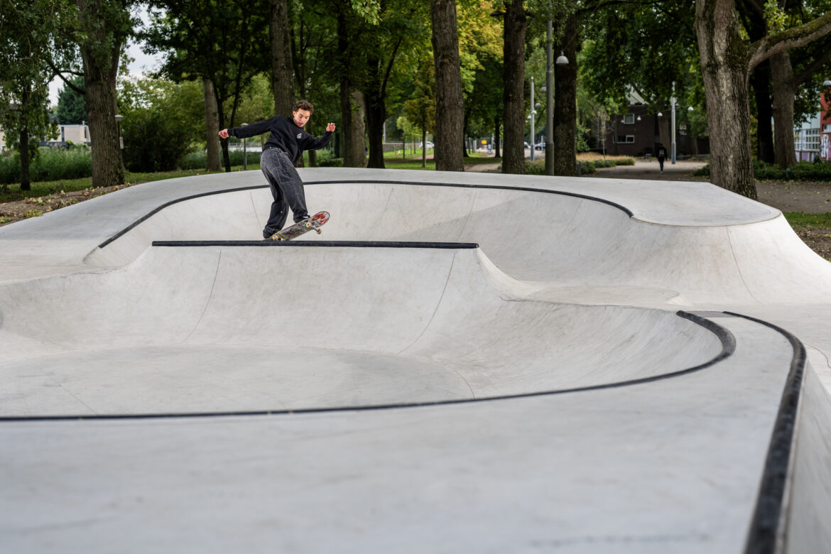 Osdorp-Amsterdam-Bowl-Diego-Broest-Pivot-to-Fakie Skater Diego Broest in Skatebowl in Amsterdam Odorp-Midden