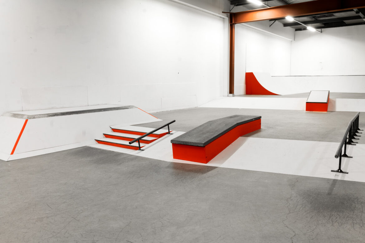 PARK_Amsterdam_skatepark_overview_marcelveldman_07 Ledge en mini downrail met stairset bij skatepark PARK in Amsterdam