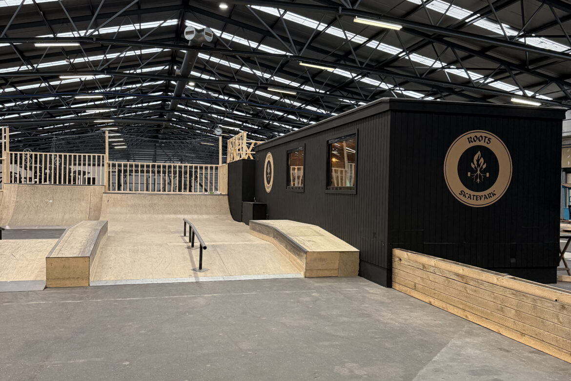 bank to rail bij Root5 skatepark in Venlo, met rechts in beeld de kantine en Jellyfish Skateshop