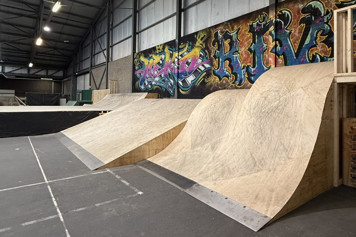 Roll-in en banks bij Root5 Skatepark in Venlo