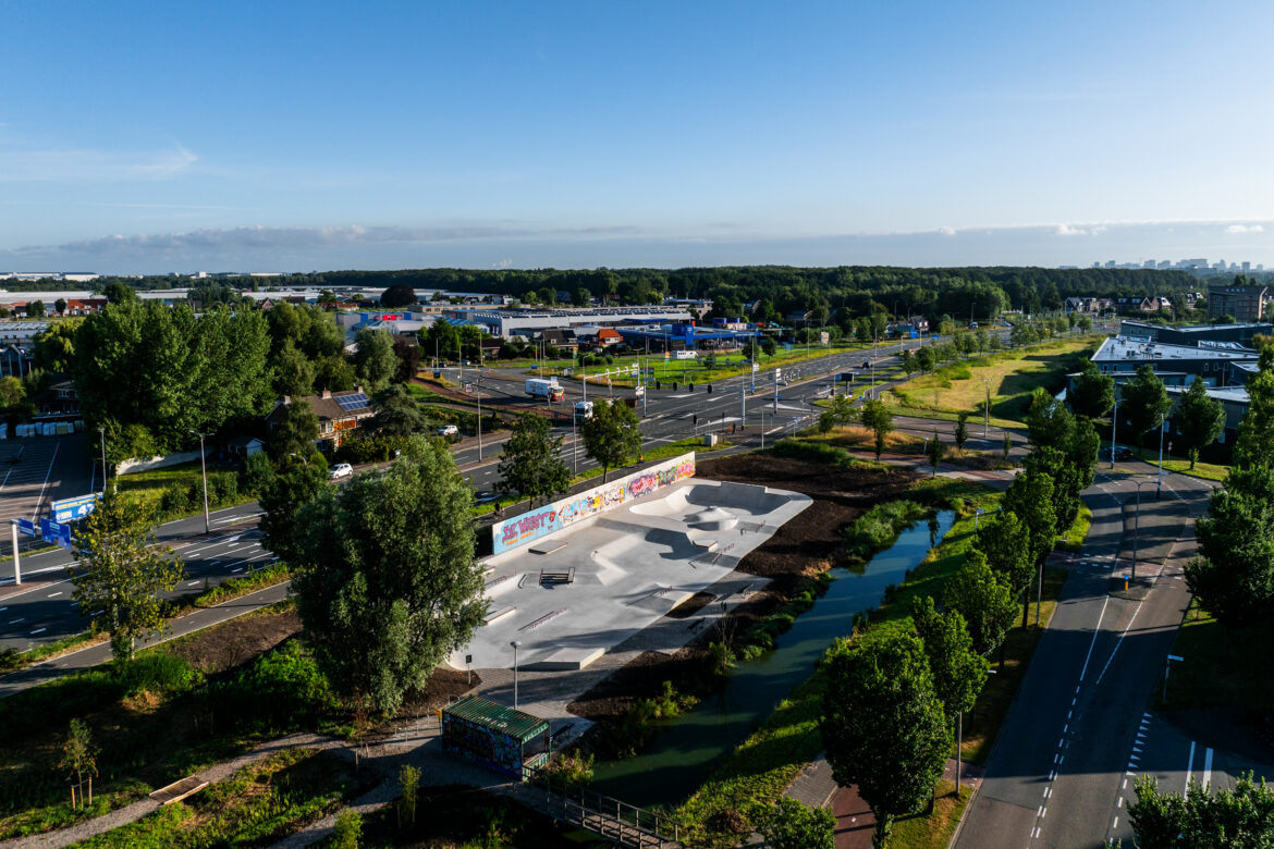 default Luchtfoto van het nieuwe Skatepark. Skatepark De West ligt aan de Schweitzerlaan in Amstelveen, ten zuiden van Amsterdam