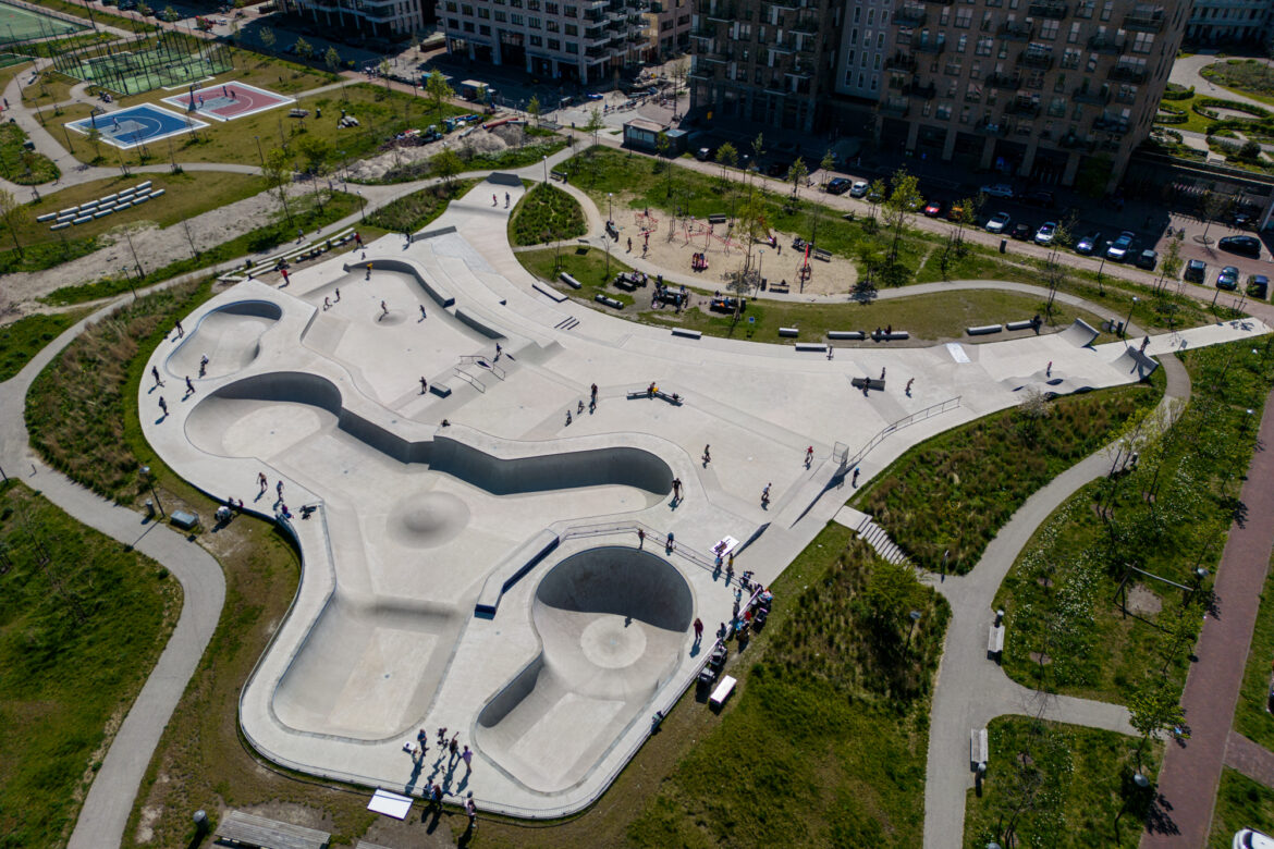 Skatepark Zeeburgereiland Amsterdam met grote betonnen bowls en streetobstakels