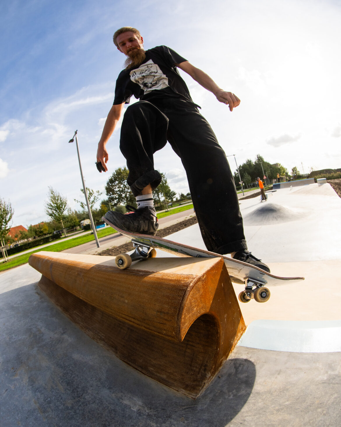 Skater Carus Kayser in actie op zijn skatepark bij het nieuwe Skatepark Schuytgraaf in Arnhem