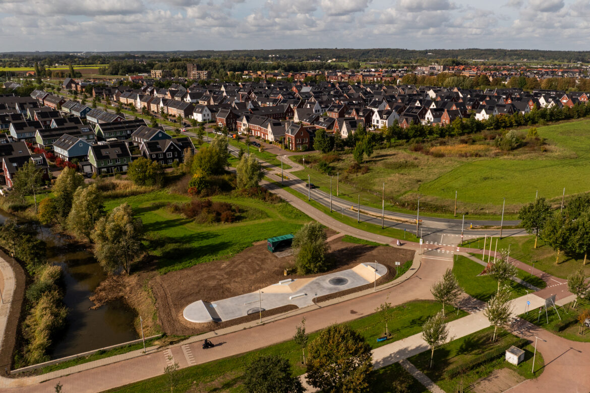 Luchtfoto van Skatepark Schuytgraaf Arnhem met op de achtergrond de woonhuizen