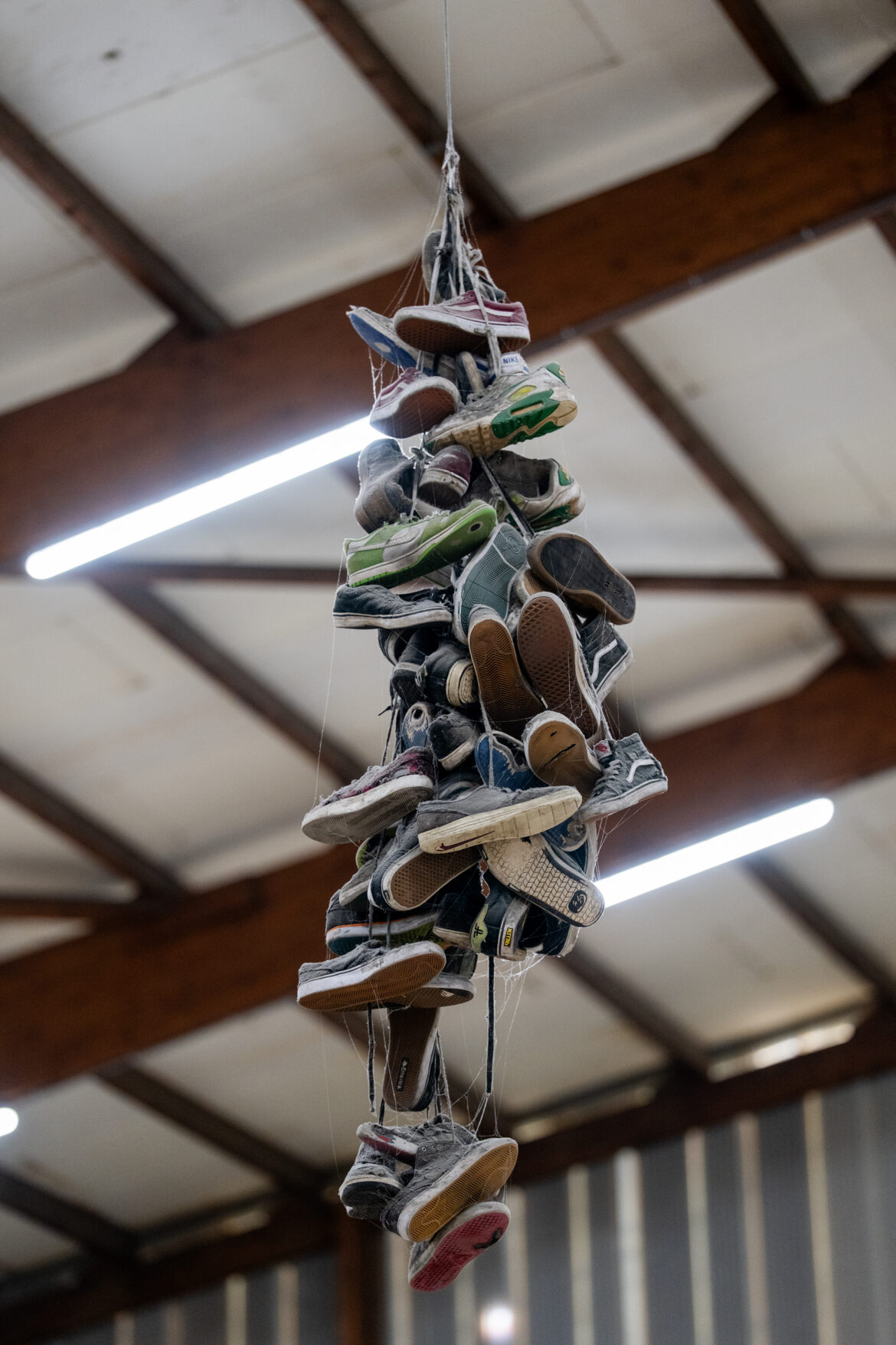 The Promise Skatepark, Heerlen 2025 schoenen hangen als decoratie in het skatepark in The Promise Skatepark Heerlen - skateboard culture
