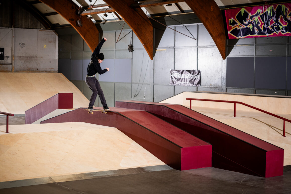 The Promise Skatepark, Heerlen 2025 Local Skateboarder Klevin Werst met een tailslide in Skatepark The Promise