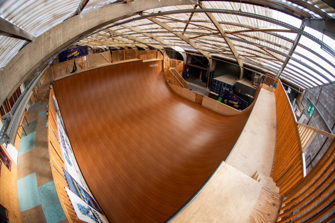 Overview of indoor vert ramp bij World Skate Center in Den Bosch, The Netherlands.