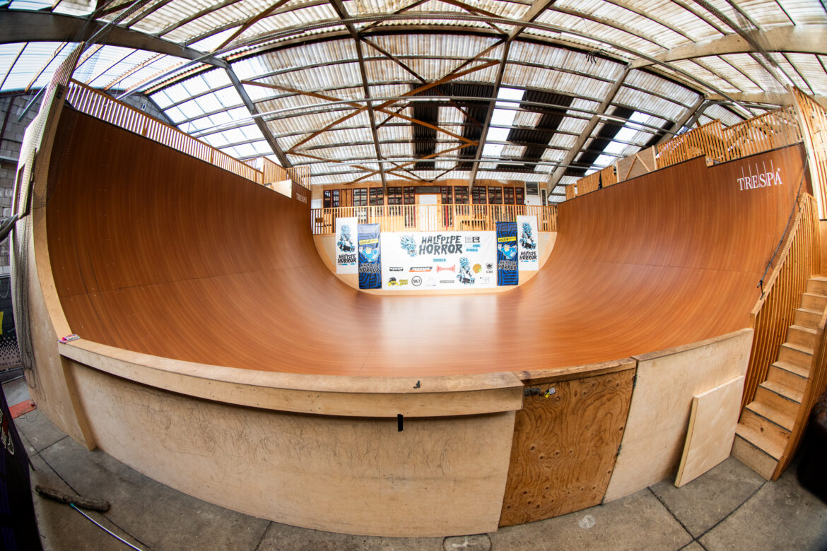 Overview of indoor vert ramp bij World Skate Center in Den Bosch, The Netherlands.