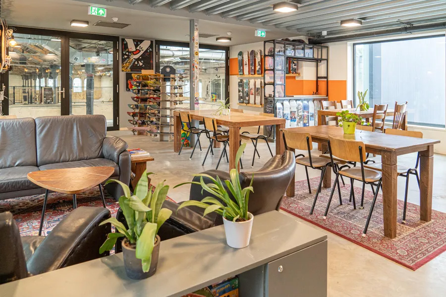 cafe-ladybird-skatepark-3 bar met skatewinkel bij Ladybird Skatepark iin Tilburg
