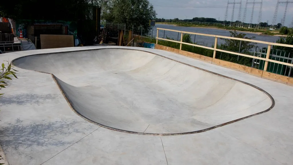 waalhalla-pool-1 Outdoor skateboard pool op het buiten terrein bij Waalhalla Skatepark in Nijmegen