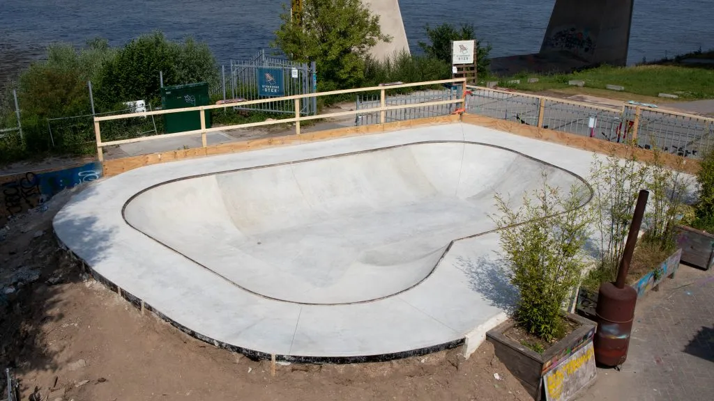 waalhalla-pool-2 Outdoor skateboard pool op het buiten terrein bij Waalhalla Skatepark in Nijmegen